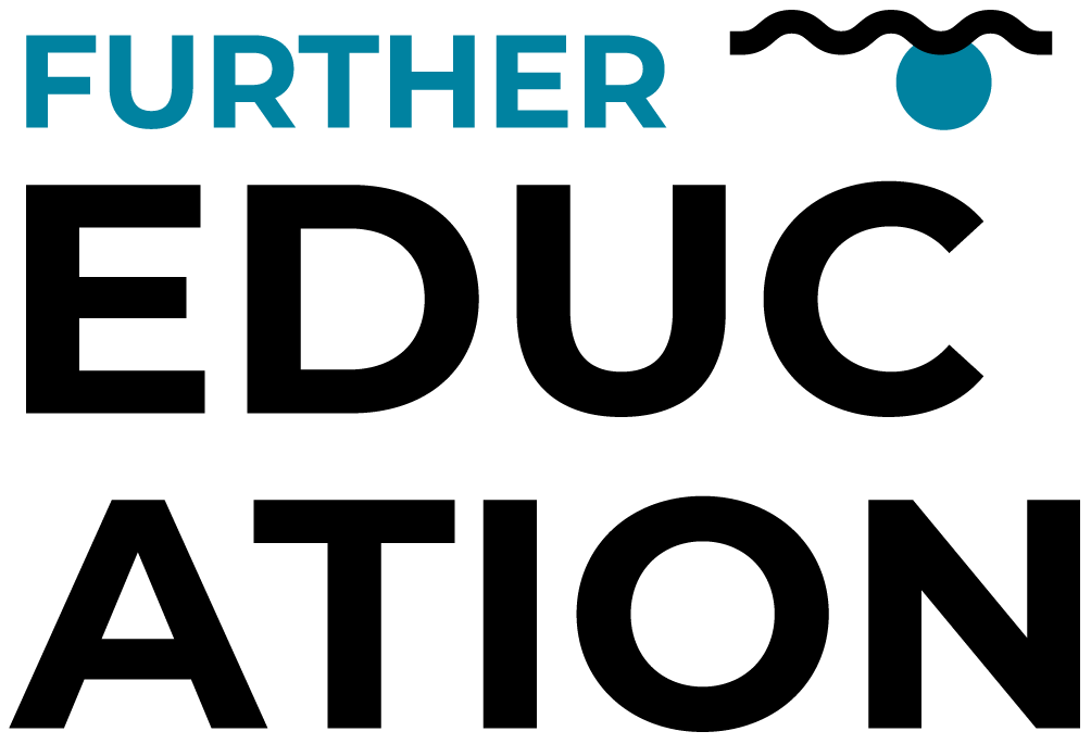 Grafisches Logo mit dem Schriftzug „FURTHER Education Group“ in blauer und schwarzer Schrift sowie einem blauen kreisförmigen Symbolelement.