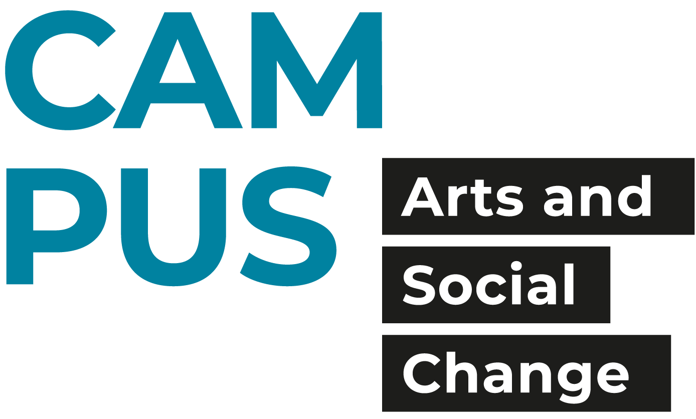 Grafisches Logo mit dem Schriftzug „CAMPUS Arts and Social Change“. Das Wort „CAMPUS“ ist in blauer Schrift dargestellt, während „Arts and Social Change“ in weißen Buchstaben auf schwarzen Rechtecken steht.